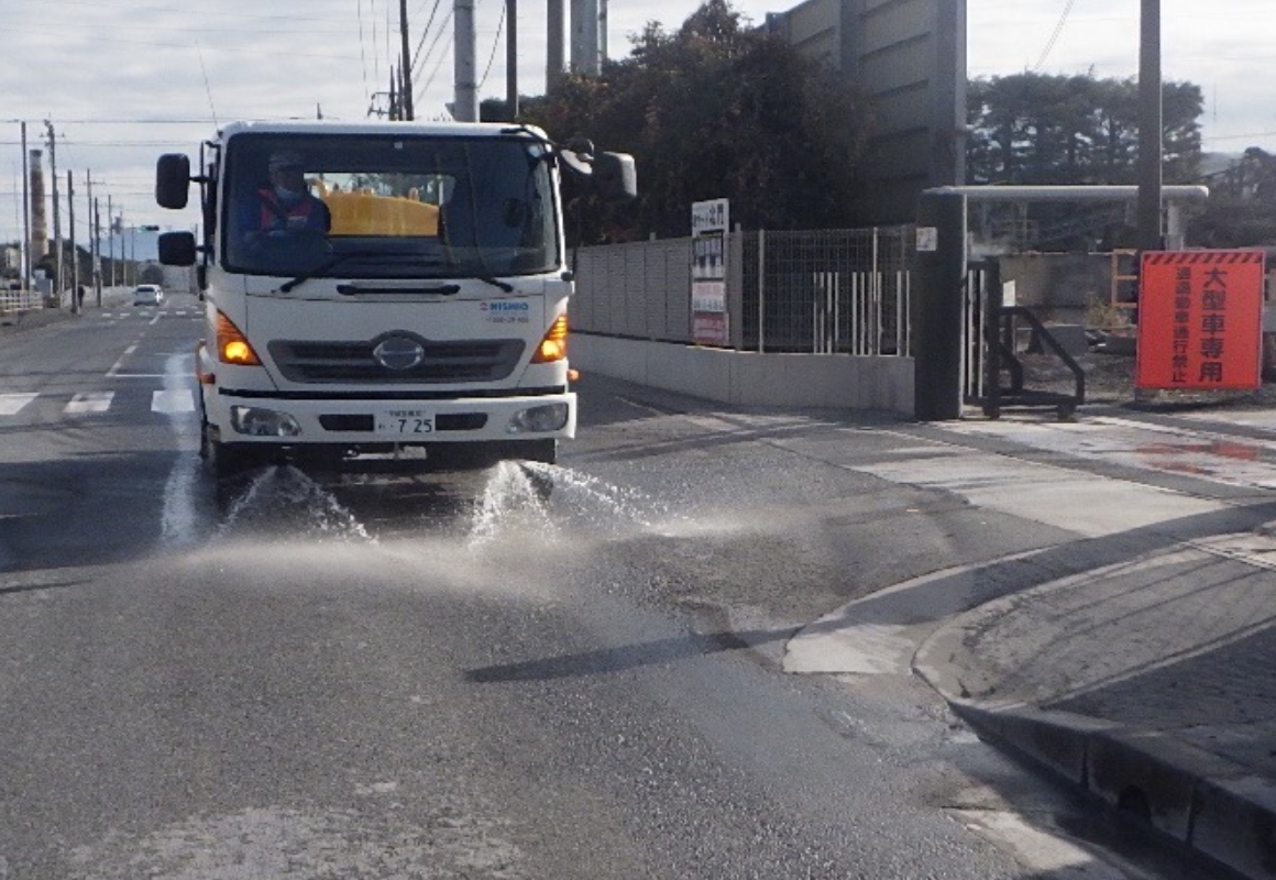 散水車による清掃